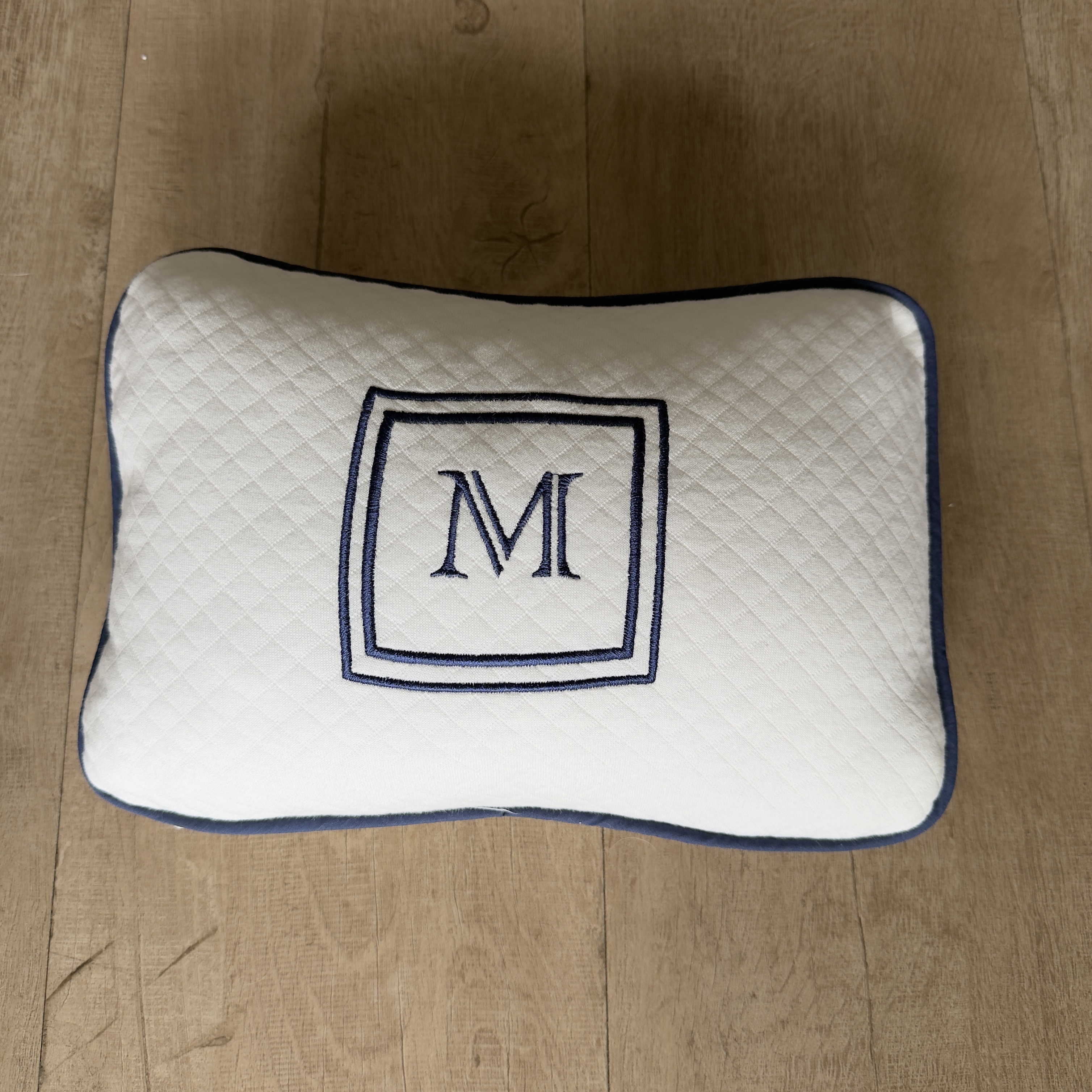 JÁ PERSONALIZADO - M + brasão - Almofadinha mini matelasse offwhite