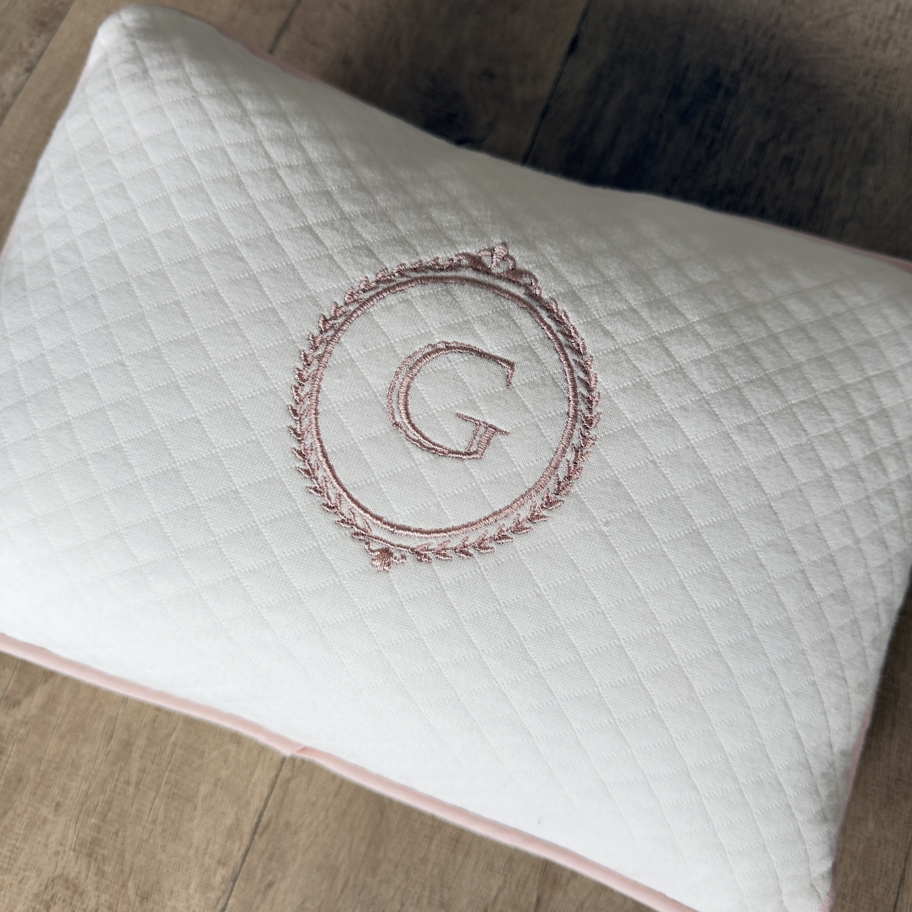 JÁ PERSONALIZADO - G + brasão - Almofadinha mini matelasse offwhite