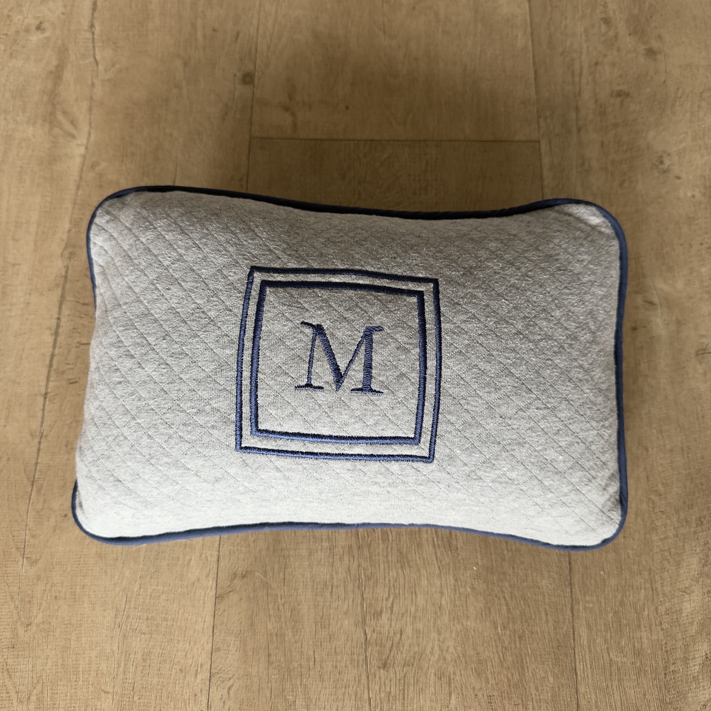 JÁ PERSONALIZADO - M + brasão - Almofadinha mini matelasse cinza